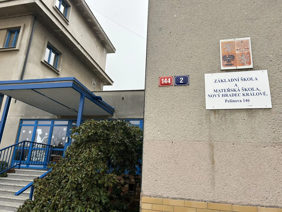 Sto lahví rumu do školy? Výsledky kontroly ukázaly milionové nesrovnalosti v účetnictví základní školy na novém Hradci