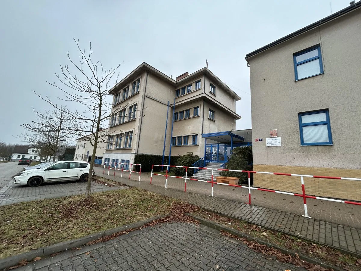Sto lahví rumu do školy? Výsledky kontroly ukázaly milionové nesrovnalosti v účetnictví základní školy na novém Hradci