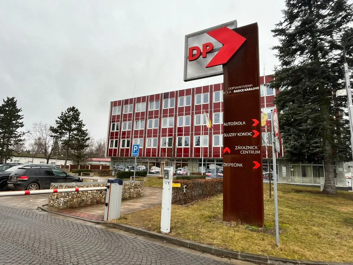 Hradecký dopravní podnik chyboval při zveřejňování smluv, nedodržoval lhůty