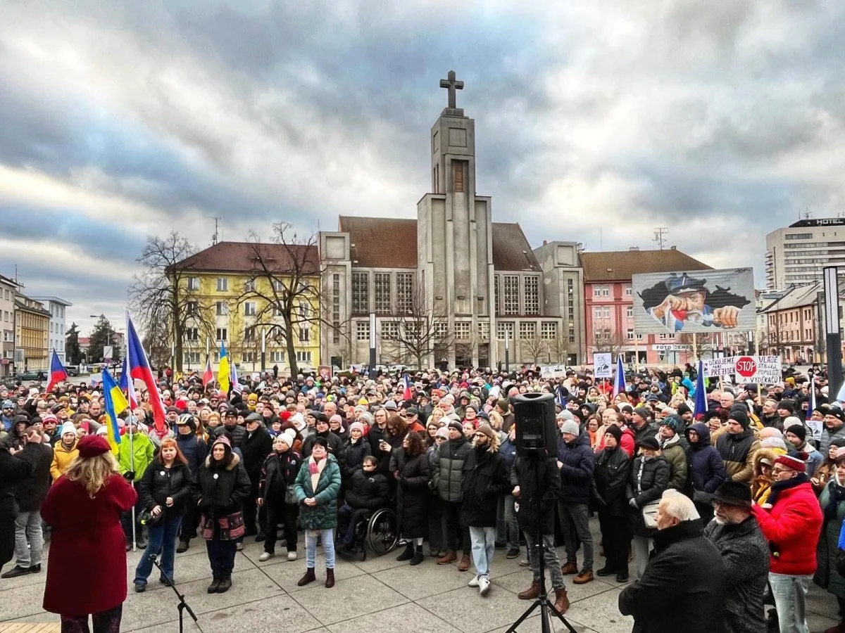 FOTO: V Hradci se už podruhé sešly stovky lidí na podporu prezidenta