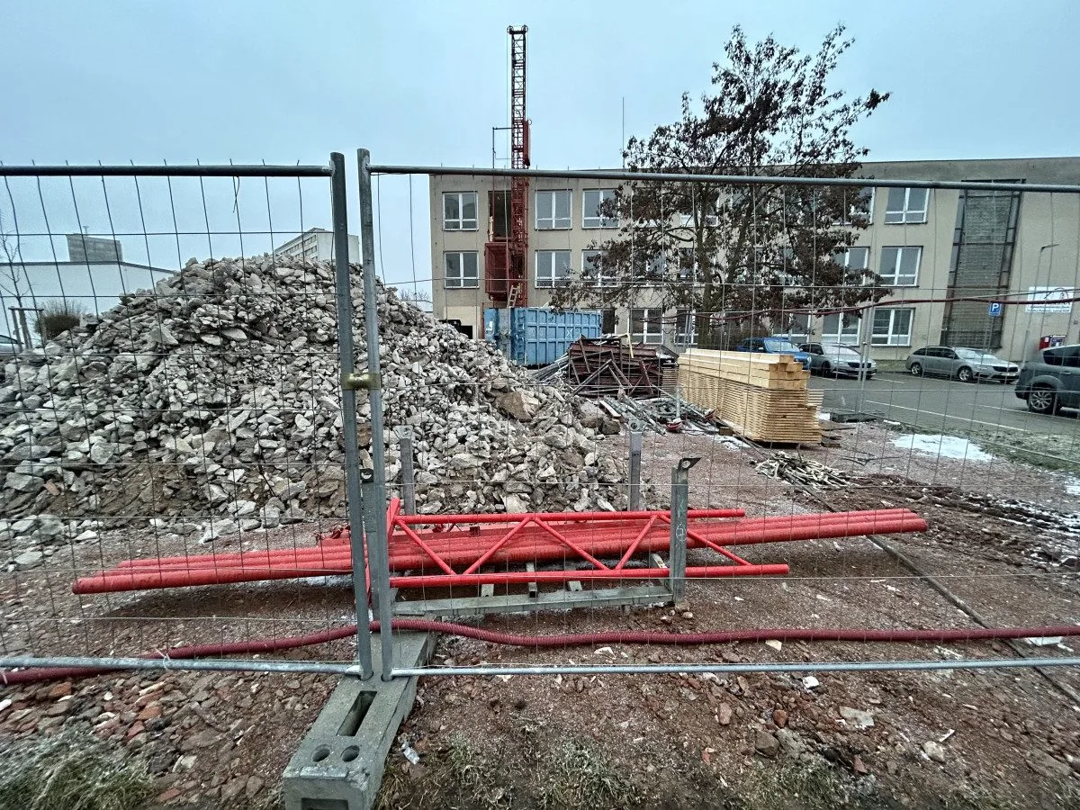 ZUŠ Střezina se možná už letos rozloučí se starou budovou. Modernizace pokračuje
