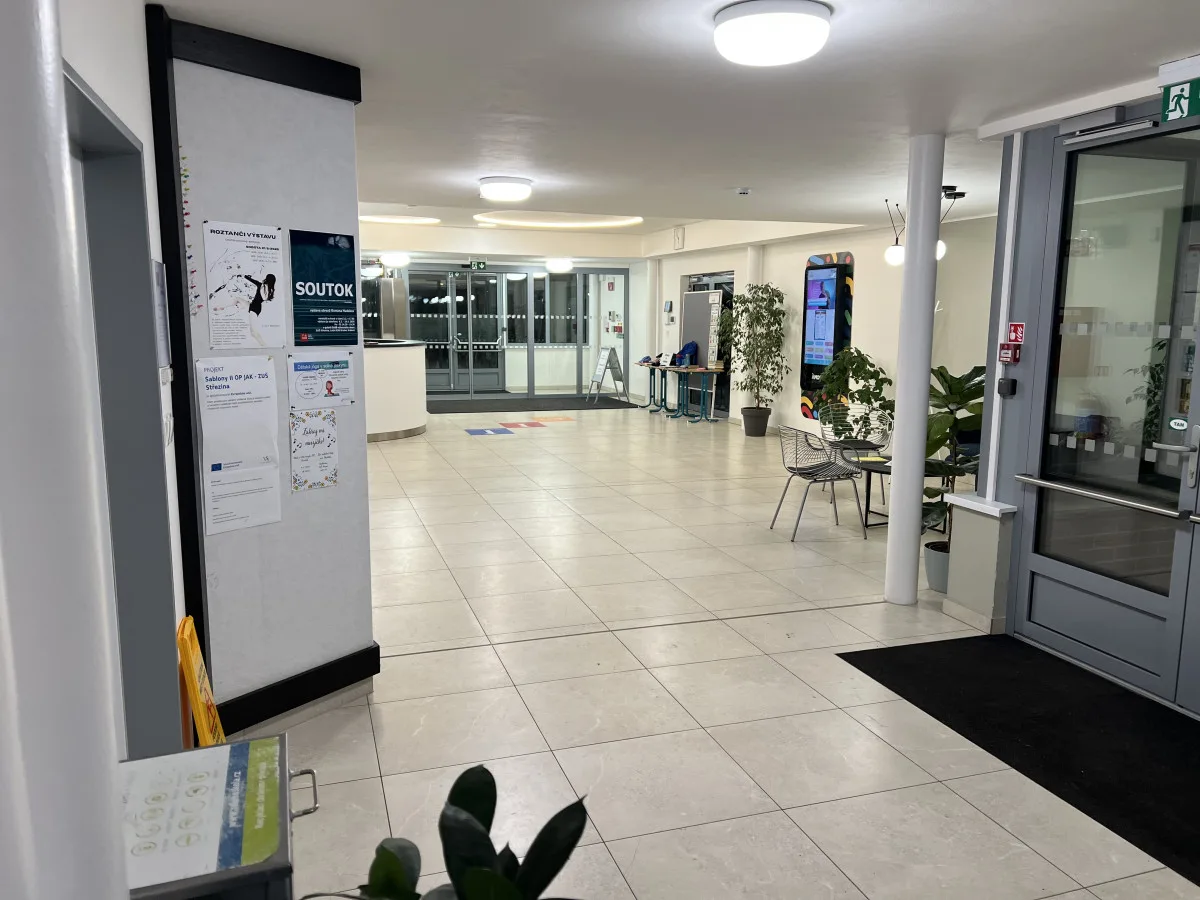 ZUŠ Střezina se možná už letos rozloučí se starou budovou. Modernizace pokračuje