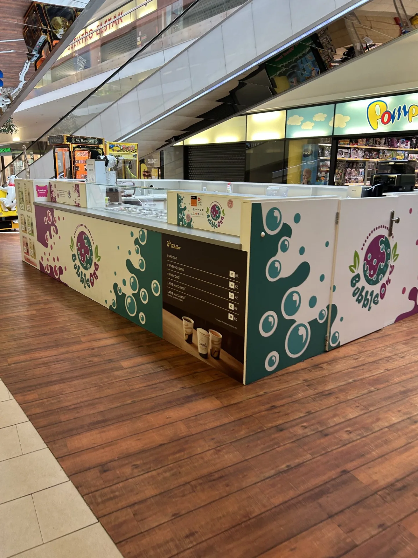 Lidé plivou z eskalátorů na stánek s bubble tea. Provoz řešil i šváby, teď už funguje