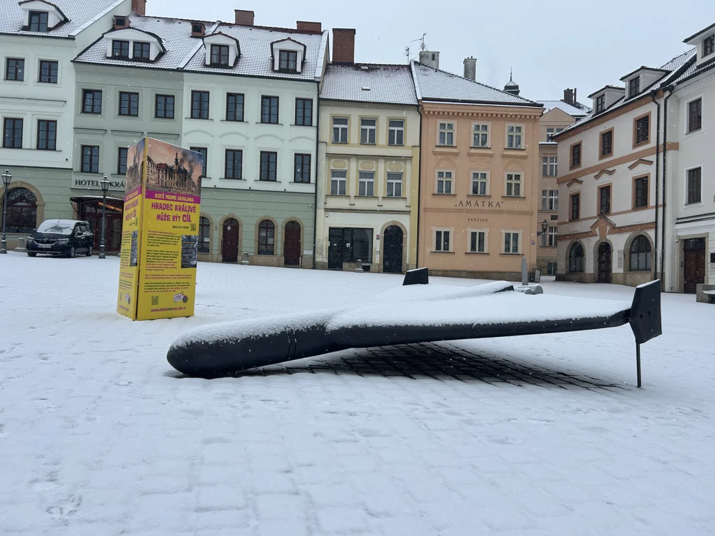 I Hradec Králové může být cíl, připomíná maketa dronu šáhid na Malém náměstí