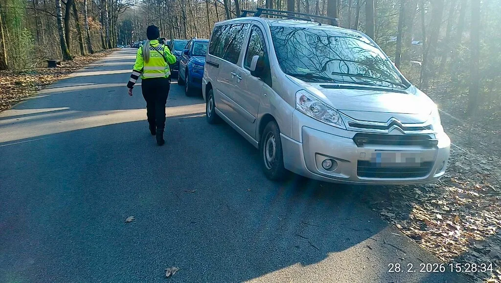 Lenost, nebo ignorance? Na Hradečnici strážníci napočítali přes 30 aut v zákazu vjezdu