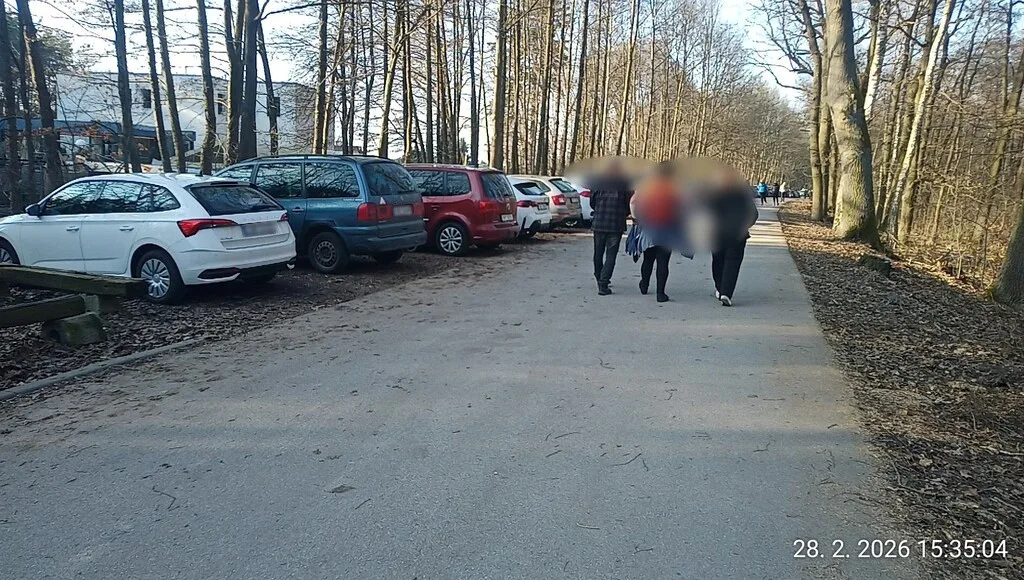 Lenost, nebo ignorance? Na Hradečnici strážníci napočítali přes 30 aut v zákazu vjezdu