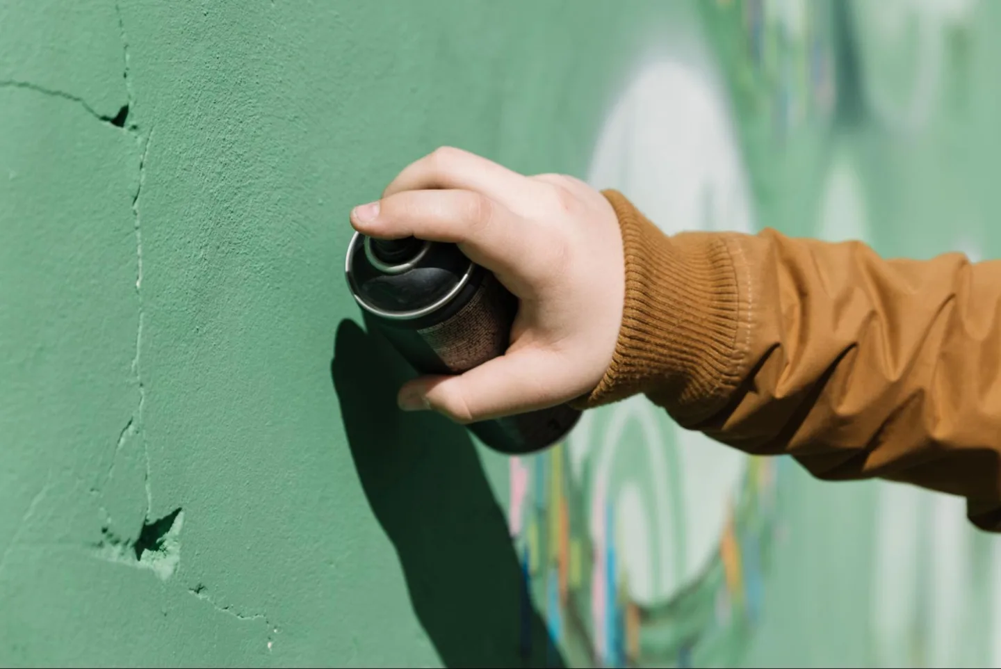 Vandalismus a sprejeři: Kdy vám pojišťovna zaplatí novou fasádu? 