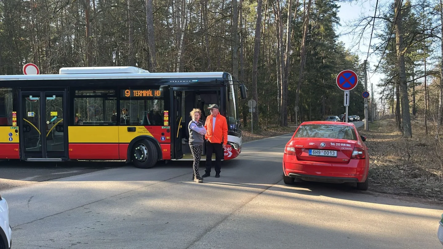 Kvůli špatně zaparkovanému autu se nemohl vytočit autobus a doprava se na čas úplně zastavila.