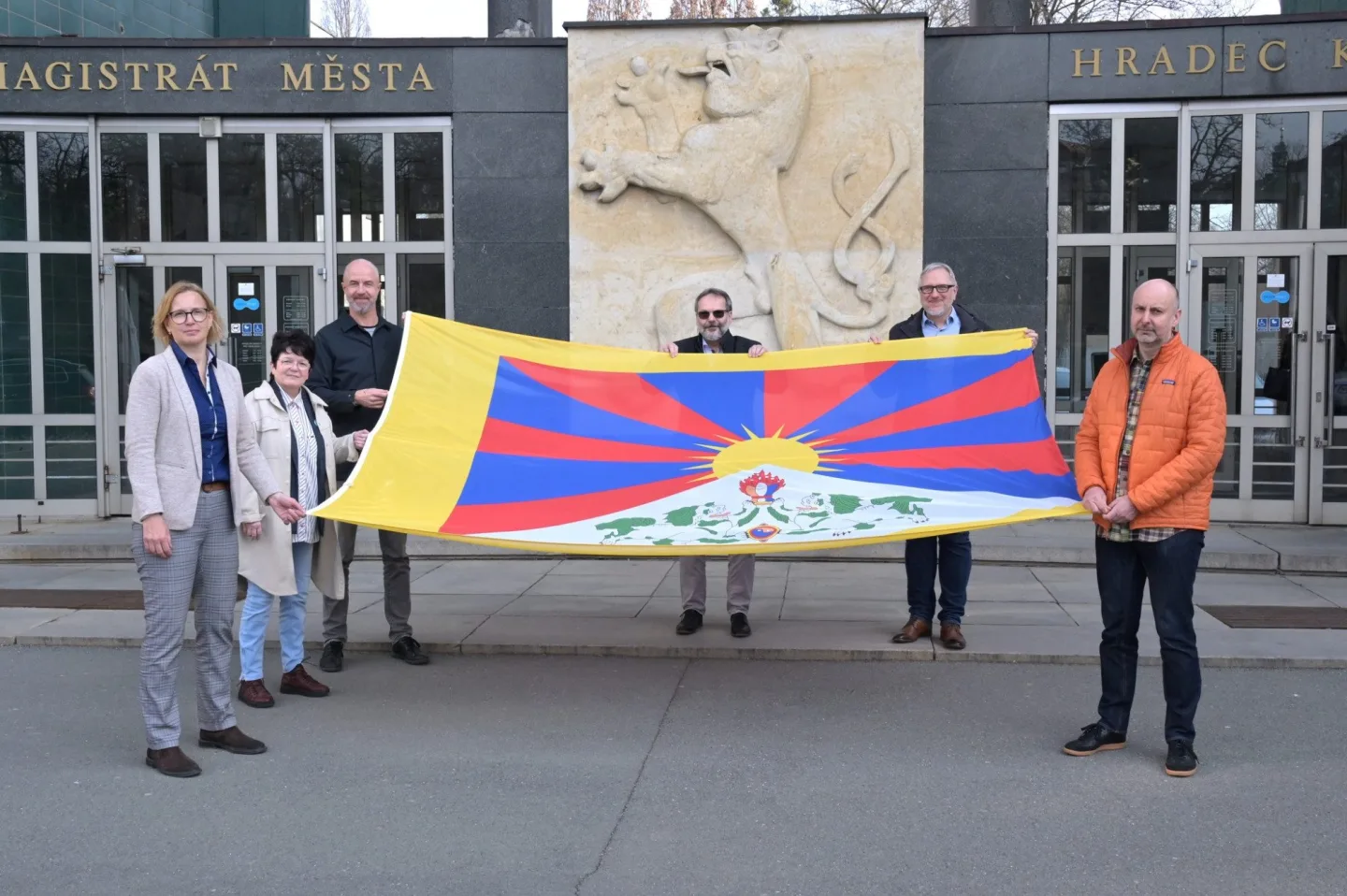 Hradecká radnice se 10. března připojila k symbolické kampani Vlajka pro Tibet