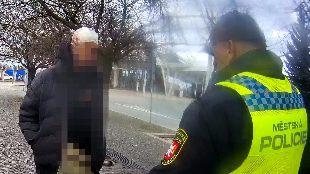 Hradečtí strážníci dnes řešili případ zraněného muže s obvázanou hlavou a zakrváceným oděvem. Ten odešel z fakultní nemocnice.