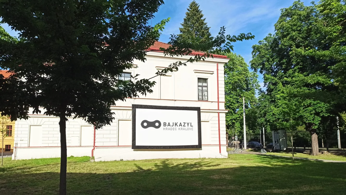 Bajkazyl Hradec Králové - Klub pro podporu udržitelné dopravy. Cyklokavárna, dílna, recyklační a kulturní bod.