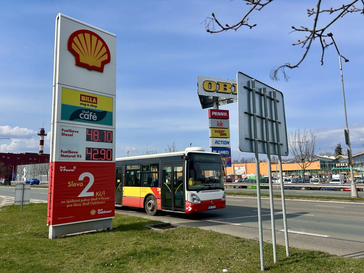 Litr Naturalu 95 u čerpací stanice Shell v Hradci Králové vyjde na 42,90, nafta pak na 48,10.