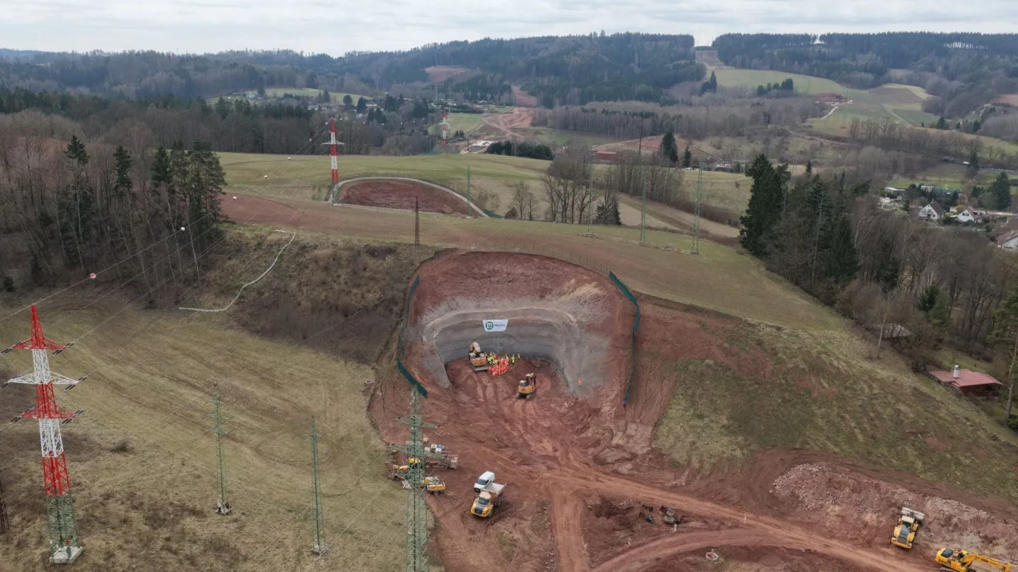 Stavbaři na obchvatu Náchoda prorazili 363 metrů dlouhý tunel Dolní Radechová