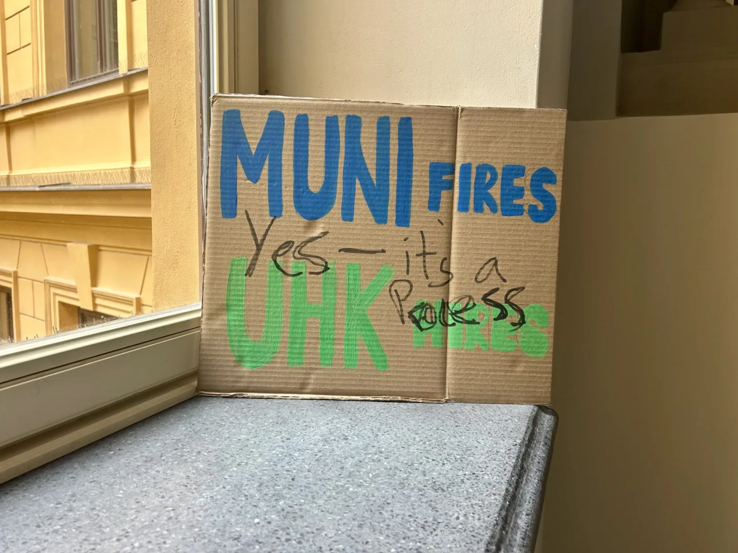 Zatímco děkan Jan Prouza mluví o získání vědecké kapacity a odmítá mediální kampaň, studenti protestují plakáty a mluví o strachu.
