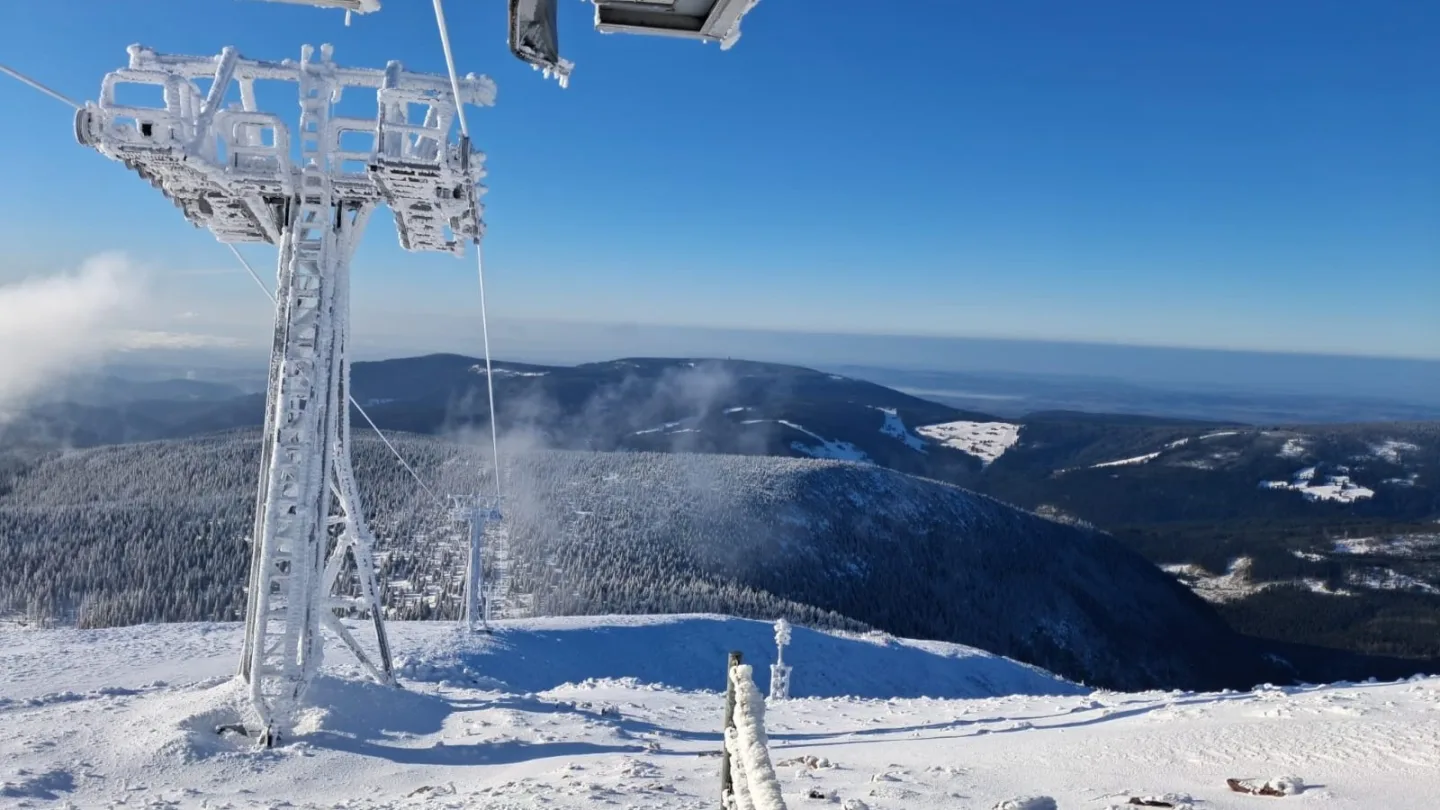Ve Špindlerově Mlýně, Peci pod Sněžkou i v Orlických horách se stále lyžuje