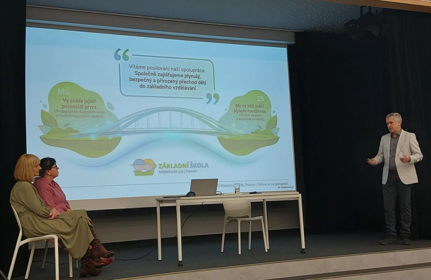 Setkání pedagogů z Trutnovska, které proběhlo v moderních prostorách ZŠ Trutnov, Mládežnická.