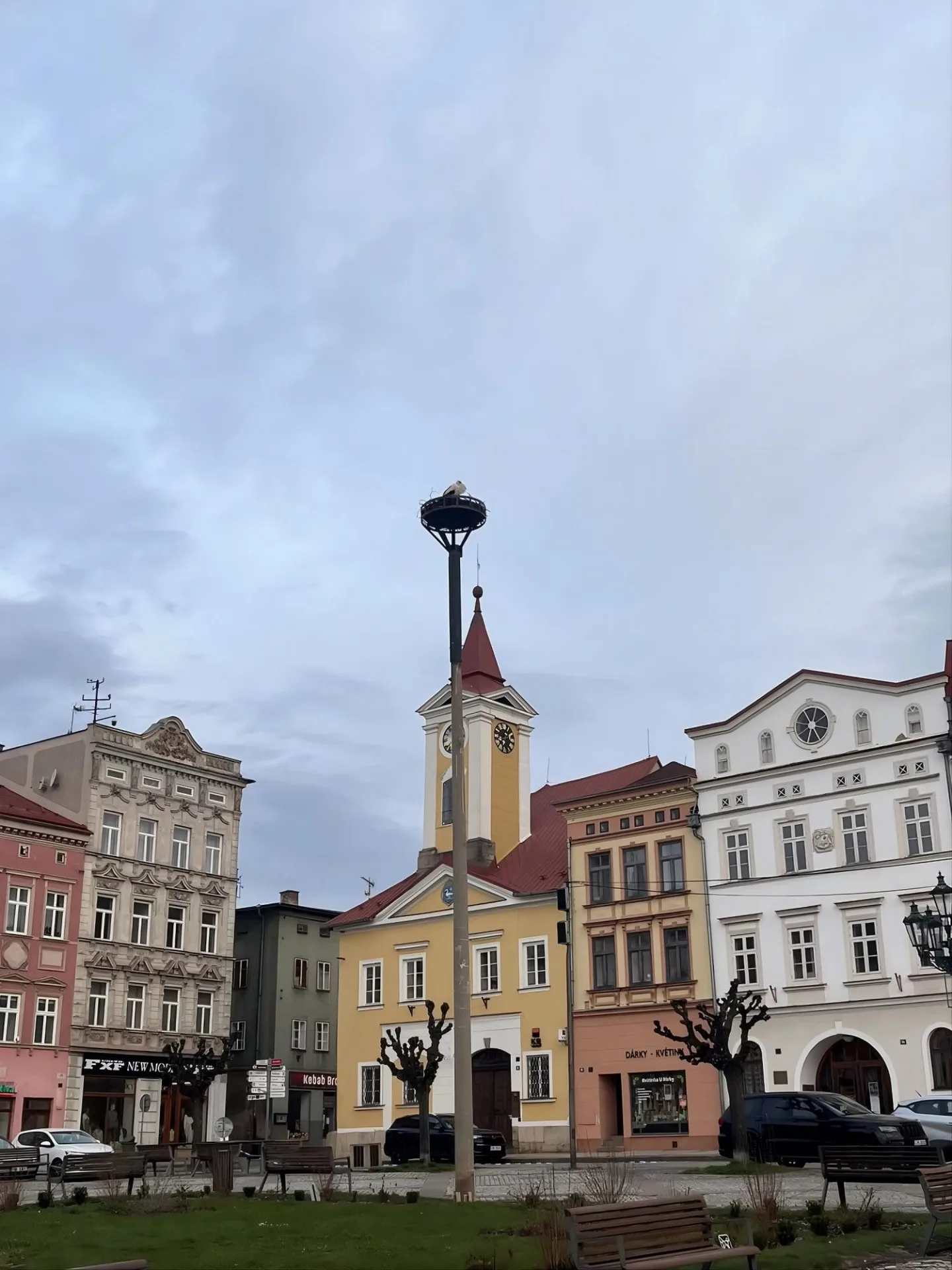 Dnes ráno byl na uměle vytvořeném hnízdě znovu spatřen čáp, což naznačuje, že by nové místo mohl přece jen přijmout.