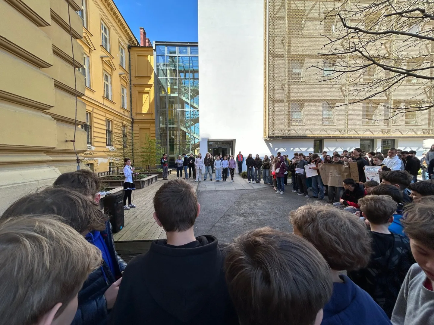 Za minutu dvanáct – v tento symbolický čas se před budovou Biskupského gymnázia v Hradci Králové sešlo zhruba dvě stě studentů, aby vyjádřili podporu veřejnoprávním médiím.