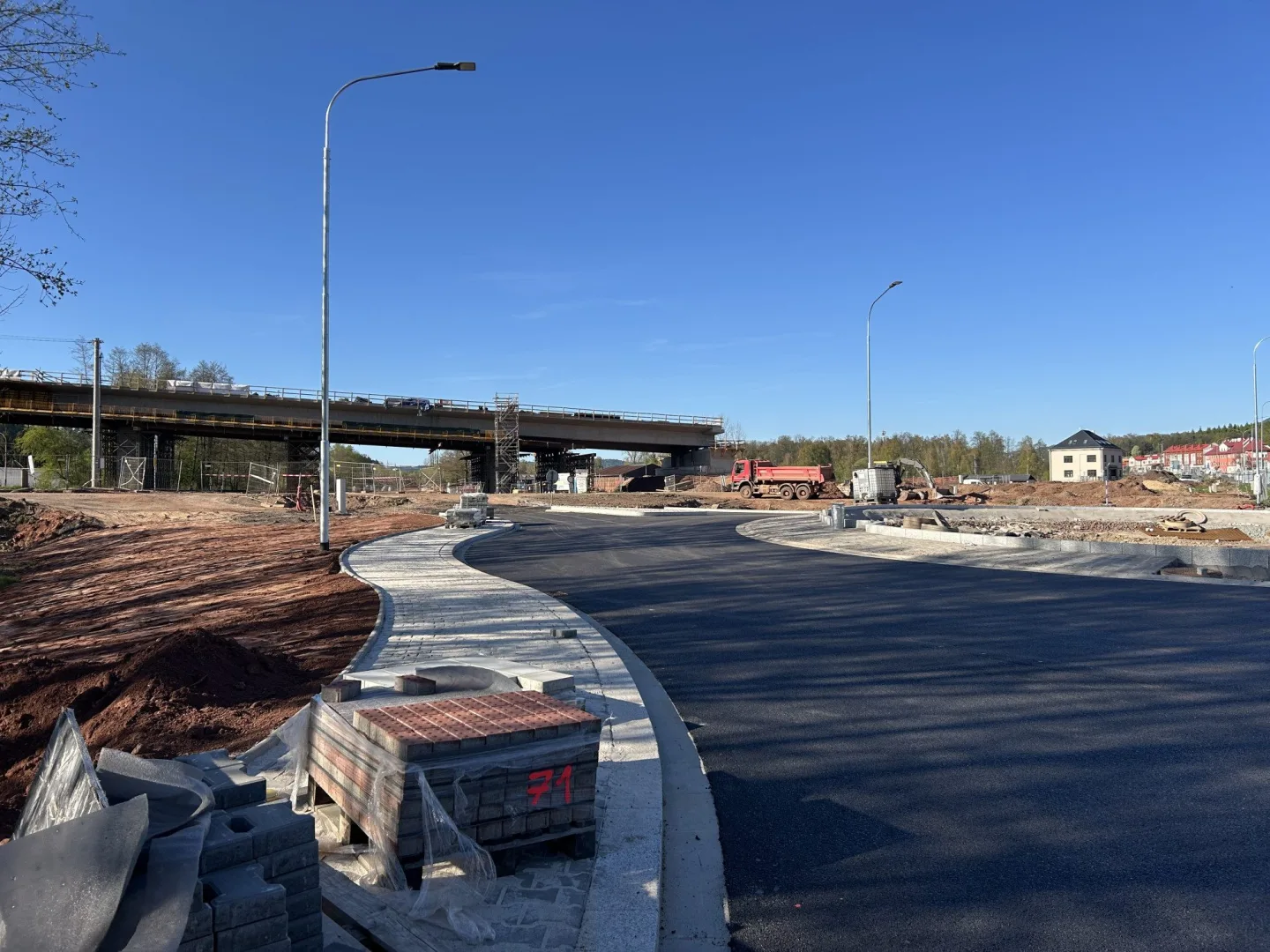 Hlavní tah silnice I/33, kudy denně projede na 24 000 osobních aut a 6 000 kamionů, bude v úseku u hypermarketu Albert sveden do jednoho jízdního pruhu.