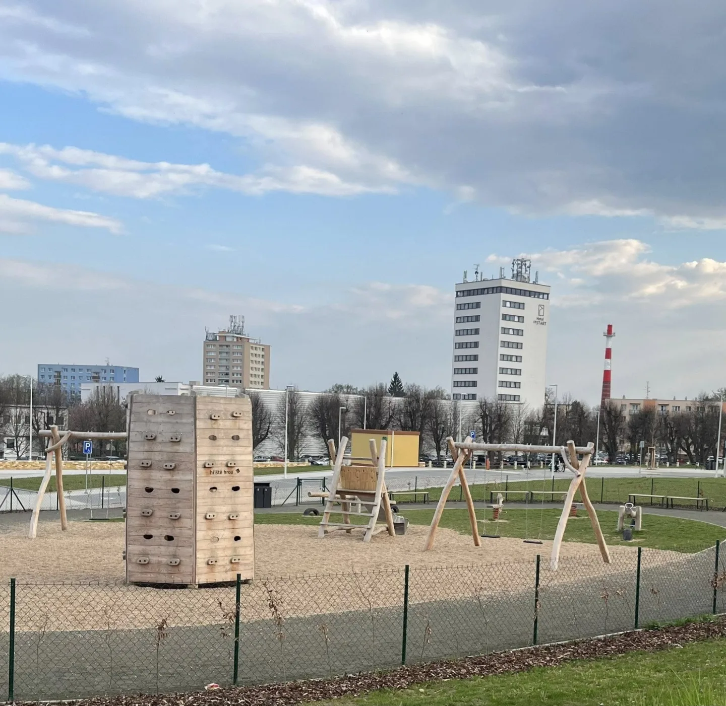 Mezi výškovými budovami, kterým místní s nadsázkou říkají „jíčínské mrakodrapy“, se brzy projdou slacklineři na laně dlouhém 260 metrů.
