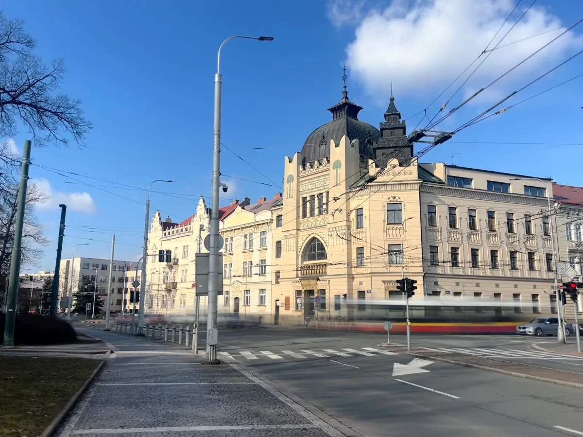 V Pardubicích je zrušily, Hradec si bus pruhy nechá zatím nakreslit