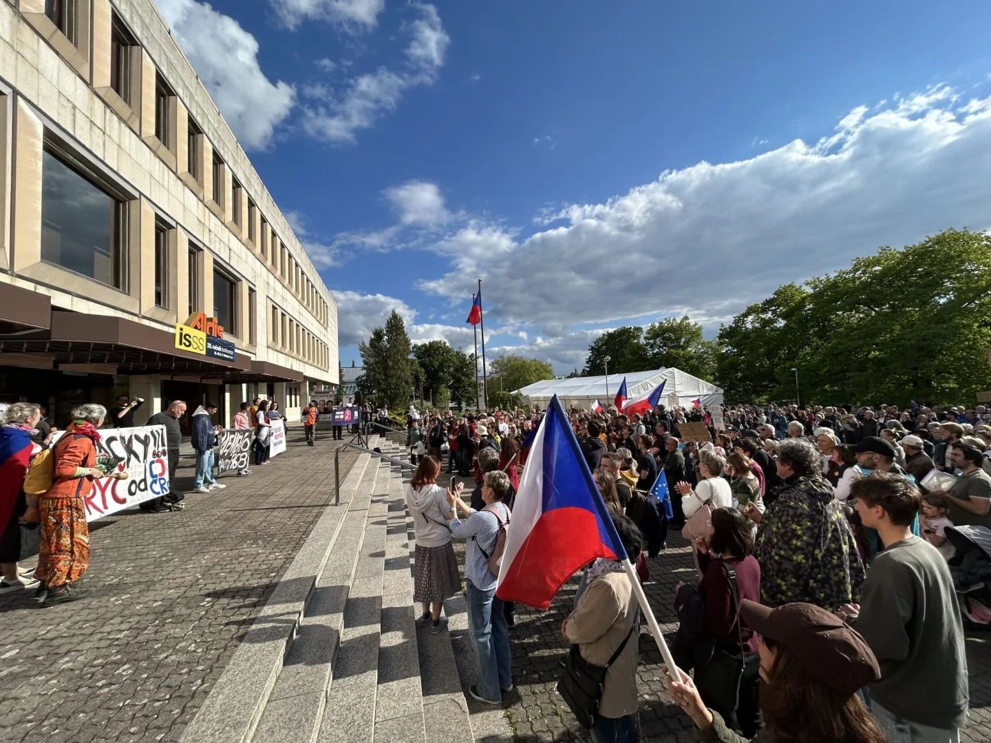 Stovky lidí zaplnily centrum Hradce Králové, aby vyjádřily podporu České televizi a Českému rozhlasu.