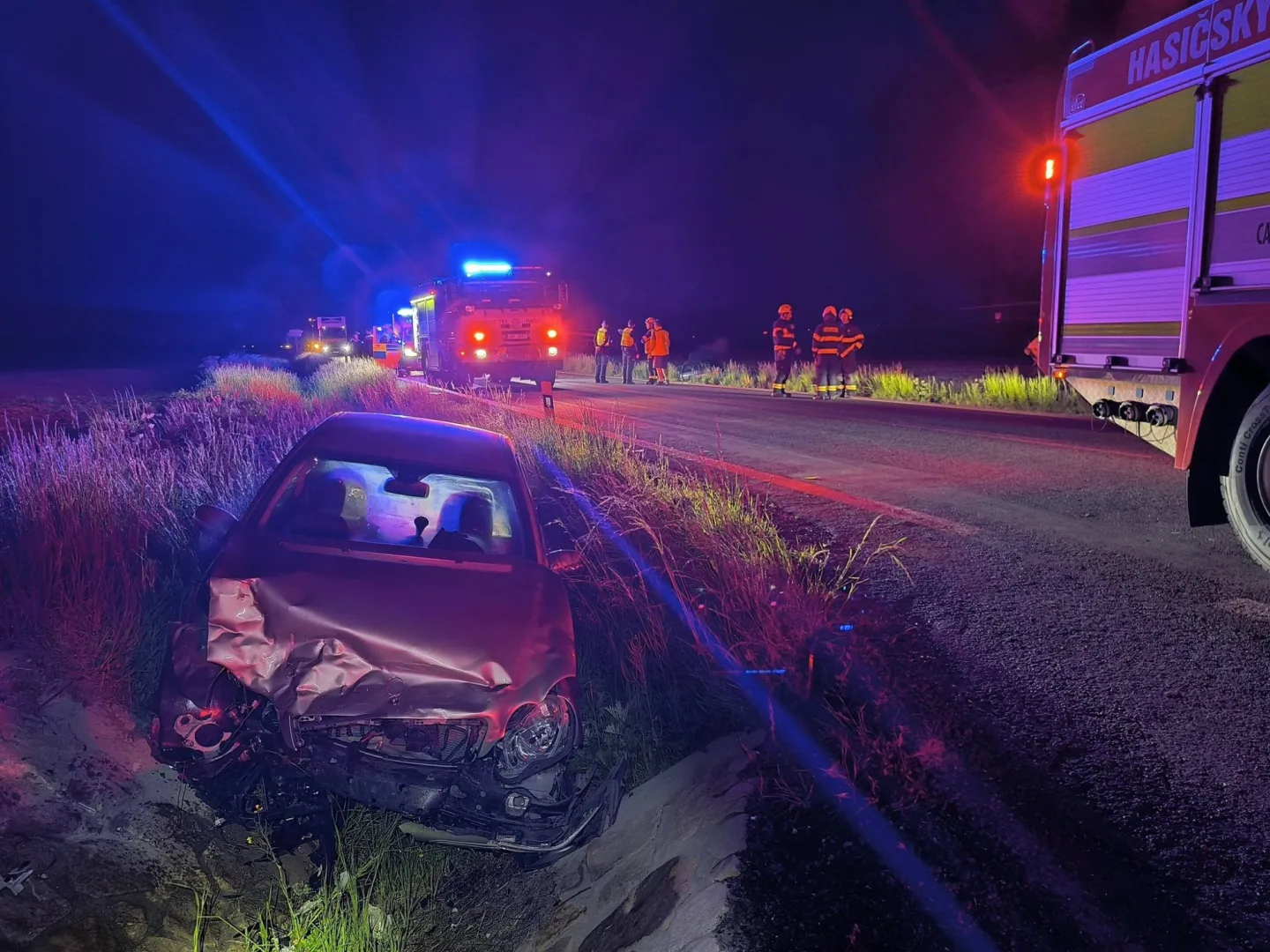 Večerní nehoda u Předměřic zablokovala tah na Jaroměř, čtyři lidé skončili v péči lékařů
