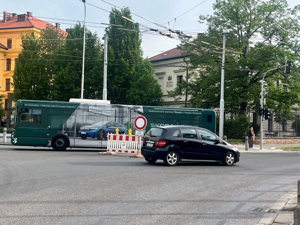 Za týden padlo sto pokut, řidiči dál jezdí do zákazu na hradecké ČSA