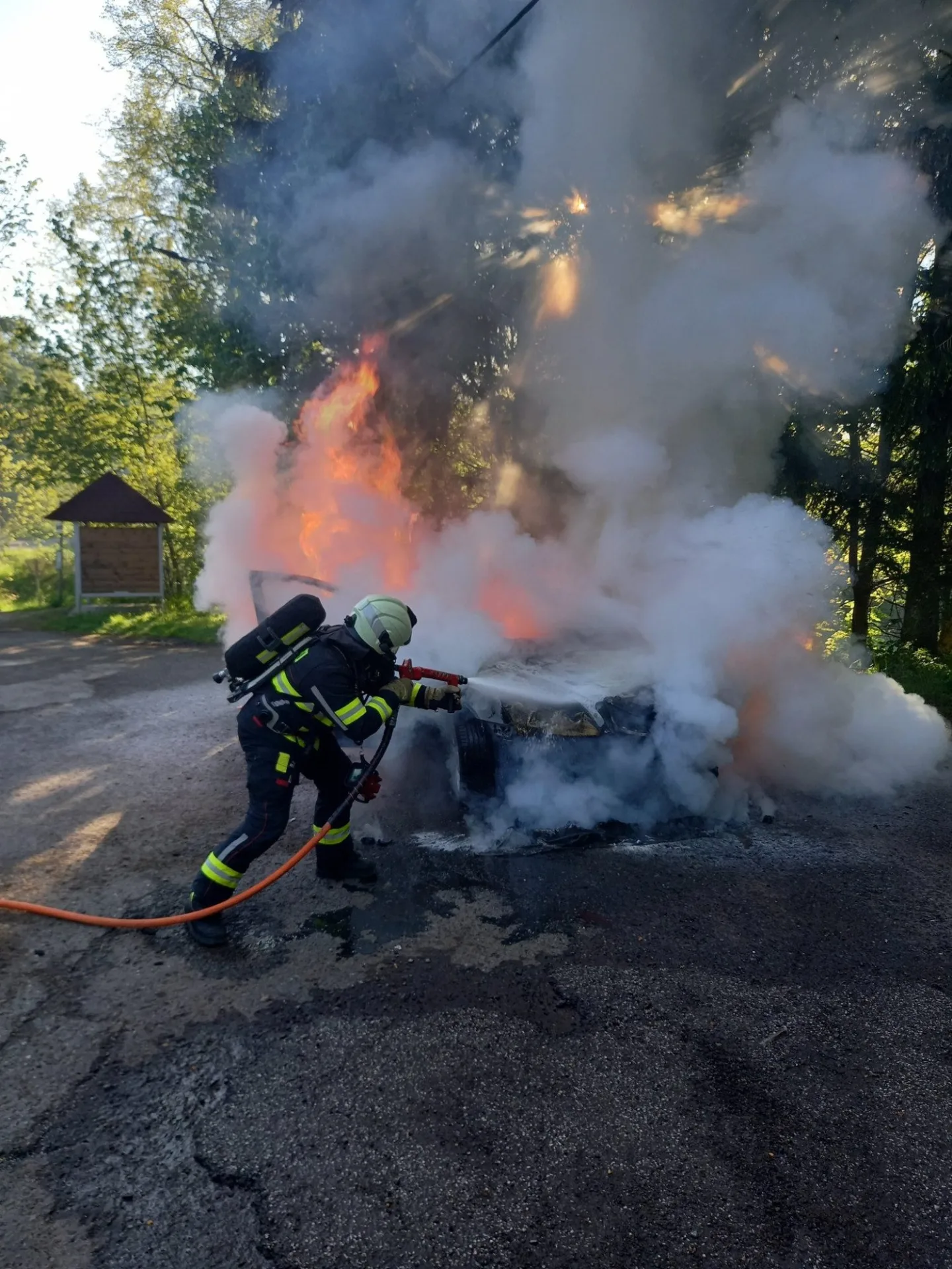 Auto v plamenech, hasiči zasahovali u Chvalče na Trutnovsku