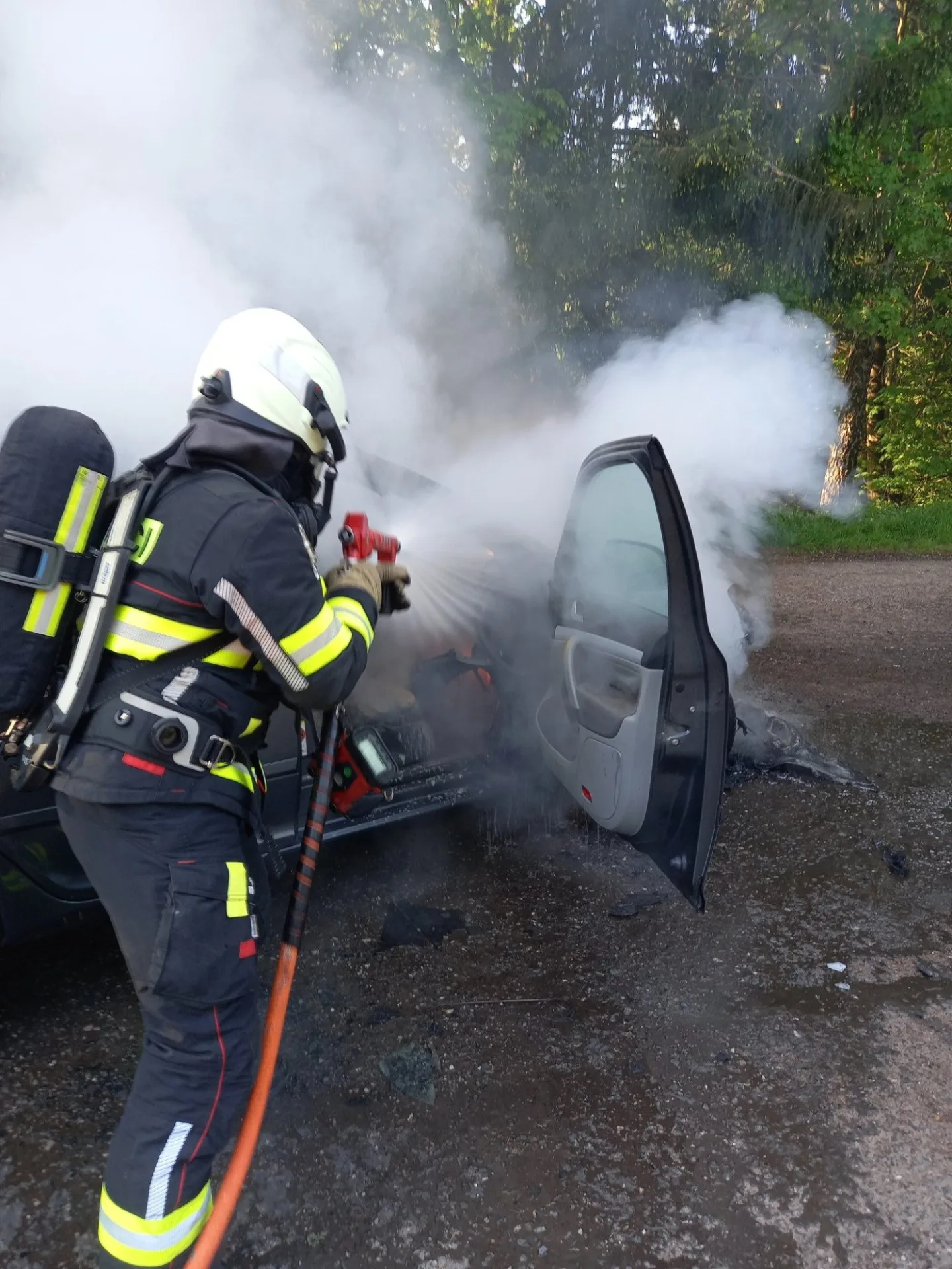 Auto v plamenech, hasiči zasahovali u Chvalče na Trutnovsku