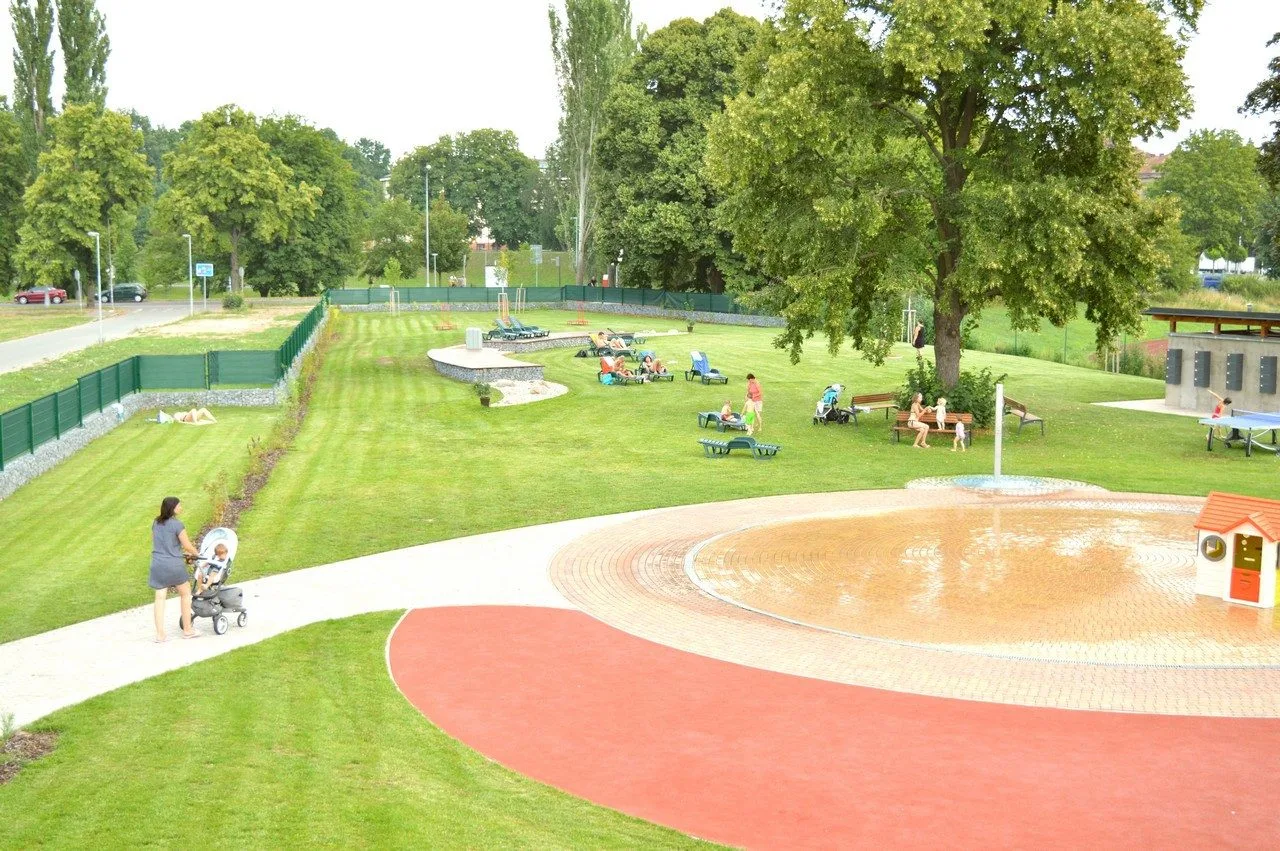 Slunná loučka v Hradci už hlásí otevřeno. Novinkou je nové pískoviště a trampolíny