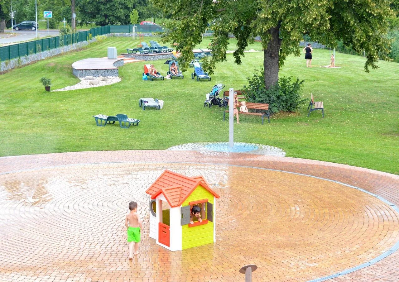 Slunná loučka v Hradci už hlásí otevřeno. Novinkou je nové pískoviště a trampolíny