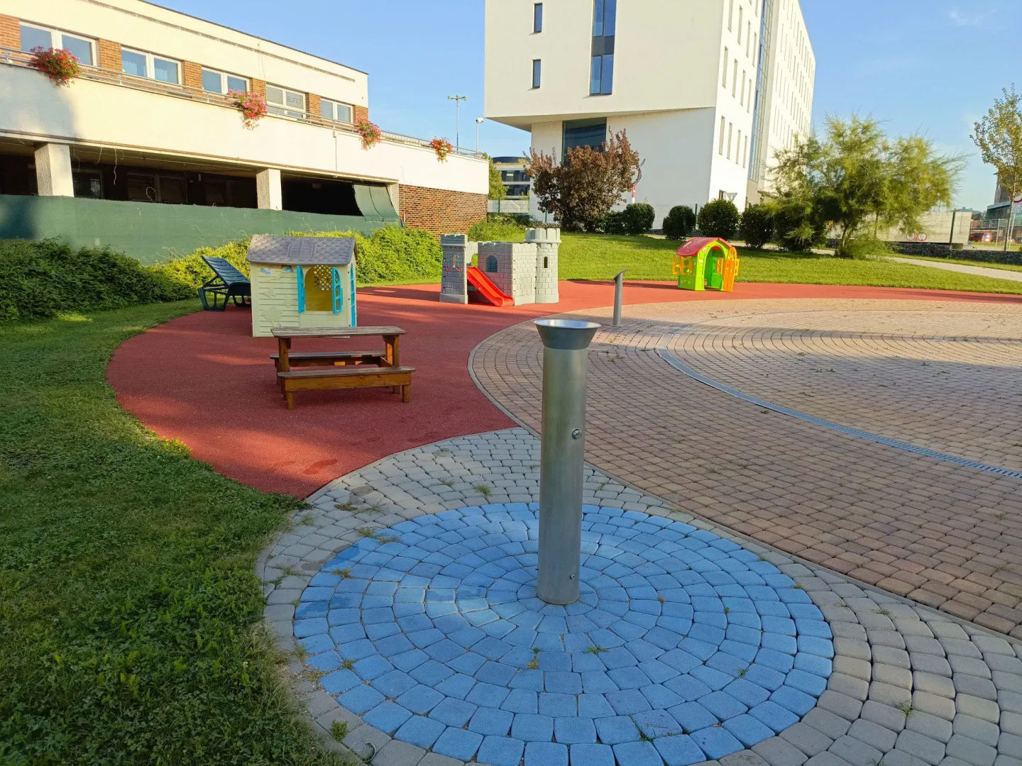 Slunná loučka v Hradci už hlásí otevřeno. Novinkou je nové pískoviště a trampolíny