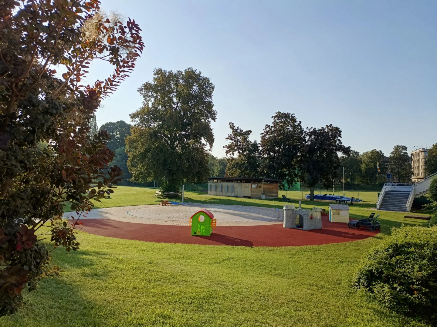Slunná loučka v Hradci už hlásí otevřeno. Novinkou je nové pískoviště a trampolíny