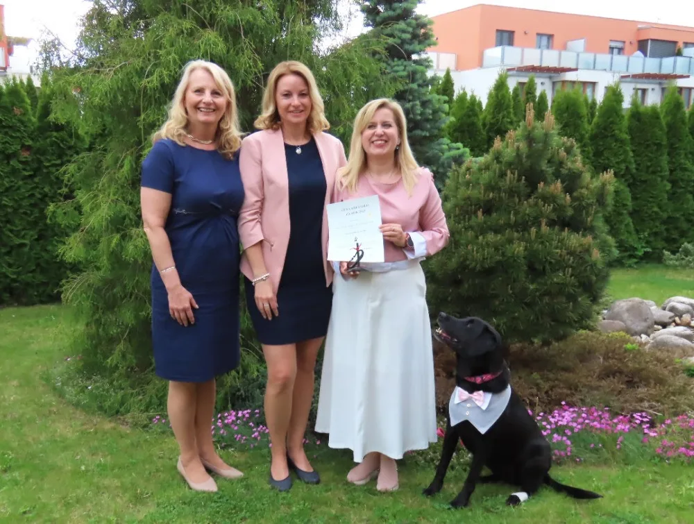 Lékařka z Hradce dostala cenu za dobrovolnictví, pomáhá se svou labradorkou