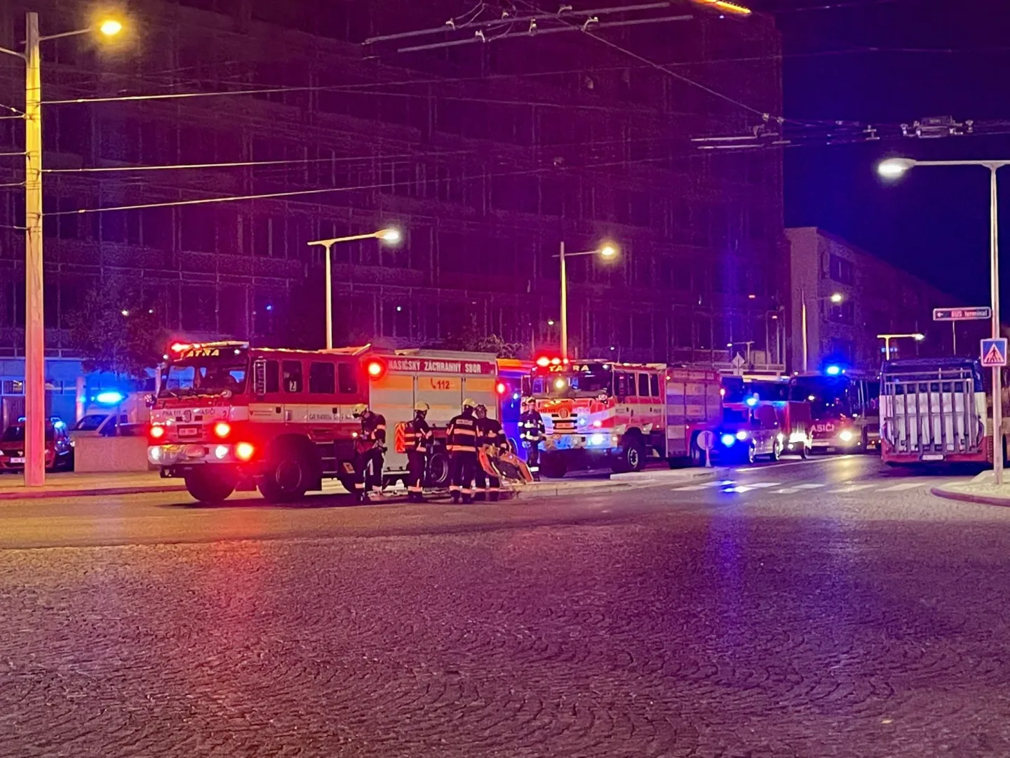 Obchodní centrum Aupark v Hradci Králové včera v pozdních hodinách obsadili policisté, hasiči, záchranáři i městská policie.