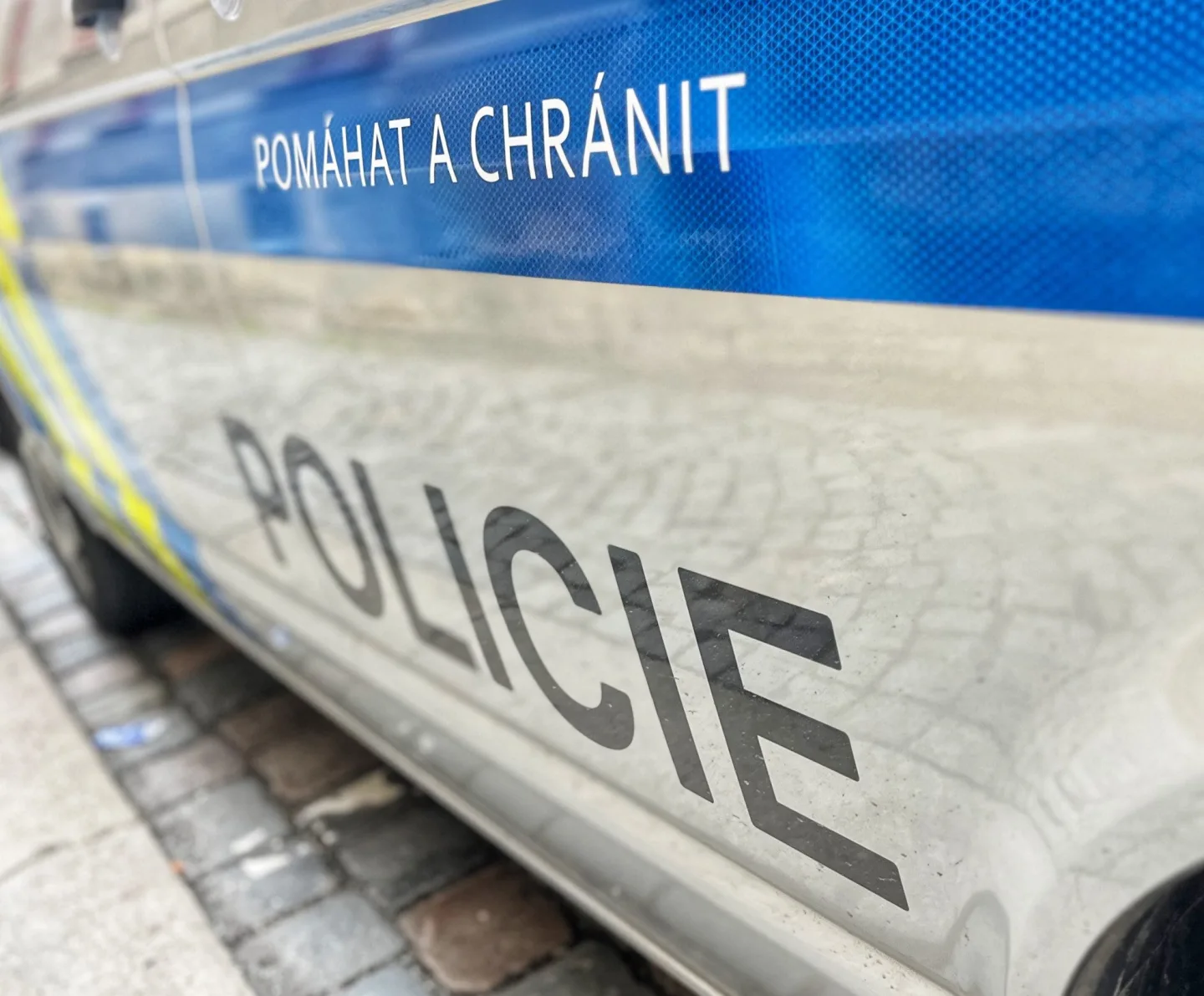 Policie posiluje hlídky, u hradeckého letiště už jsou první rockoví fanoušci