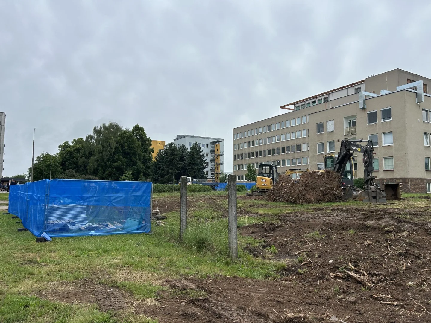 V Hradci začala stavba infekčního pavilonu za miliardu. Součástí bude i parkovací dům