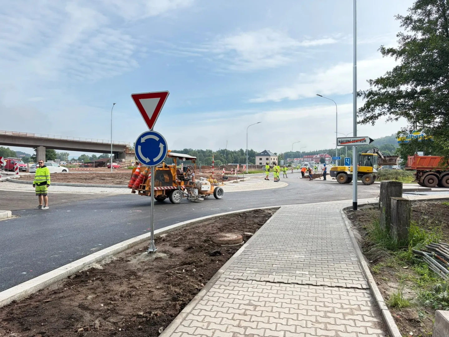 Nová okružní křižovatka na silnici I/33 v Náchodě-Bělovsi je dokončená a od pondělí se má provoz vrátit do běžného režimu.