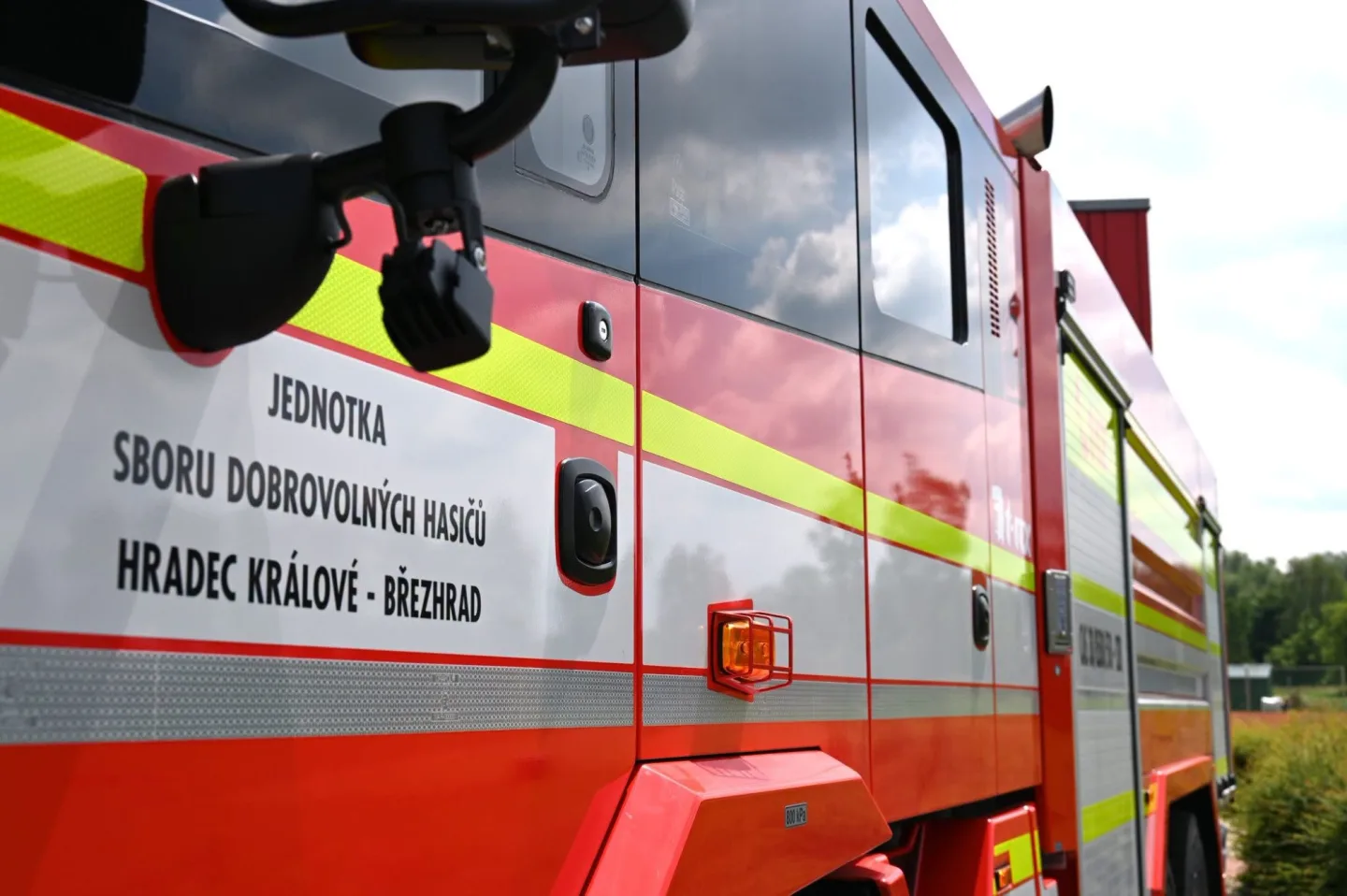 FOTO: Březhradští hasiči mají novou stříkačku, chrlí tři tisíce litrů vody za minutu