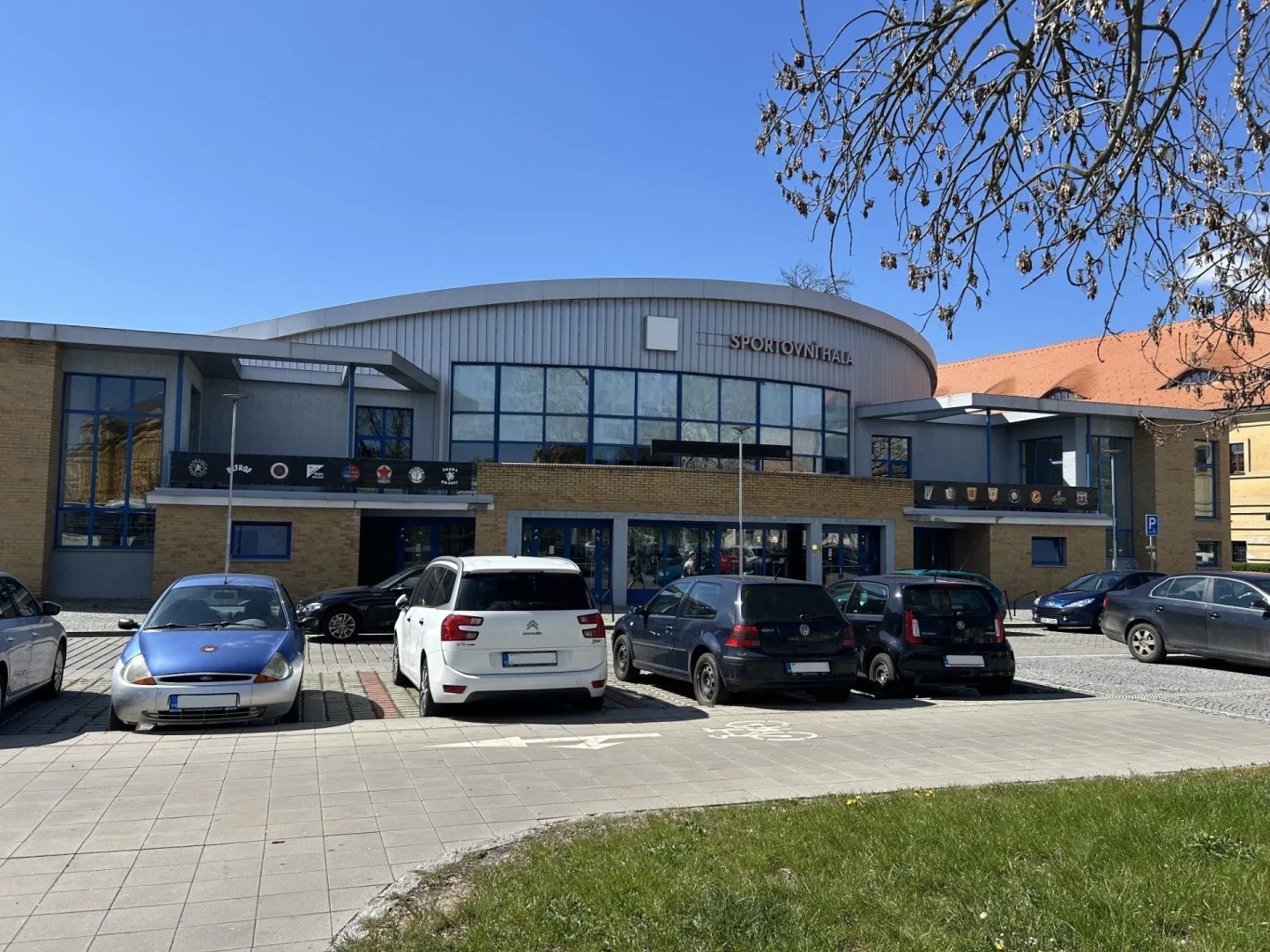 Hradec Králové v létě opraví střechu malé hokejové haly, zatéká do ní