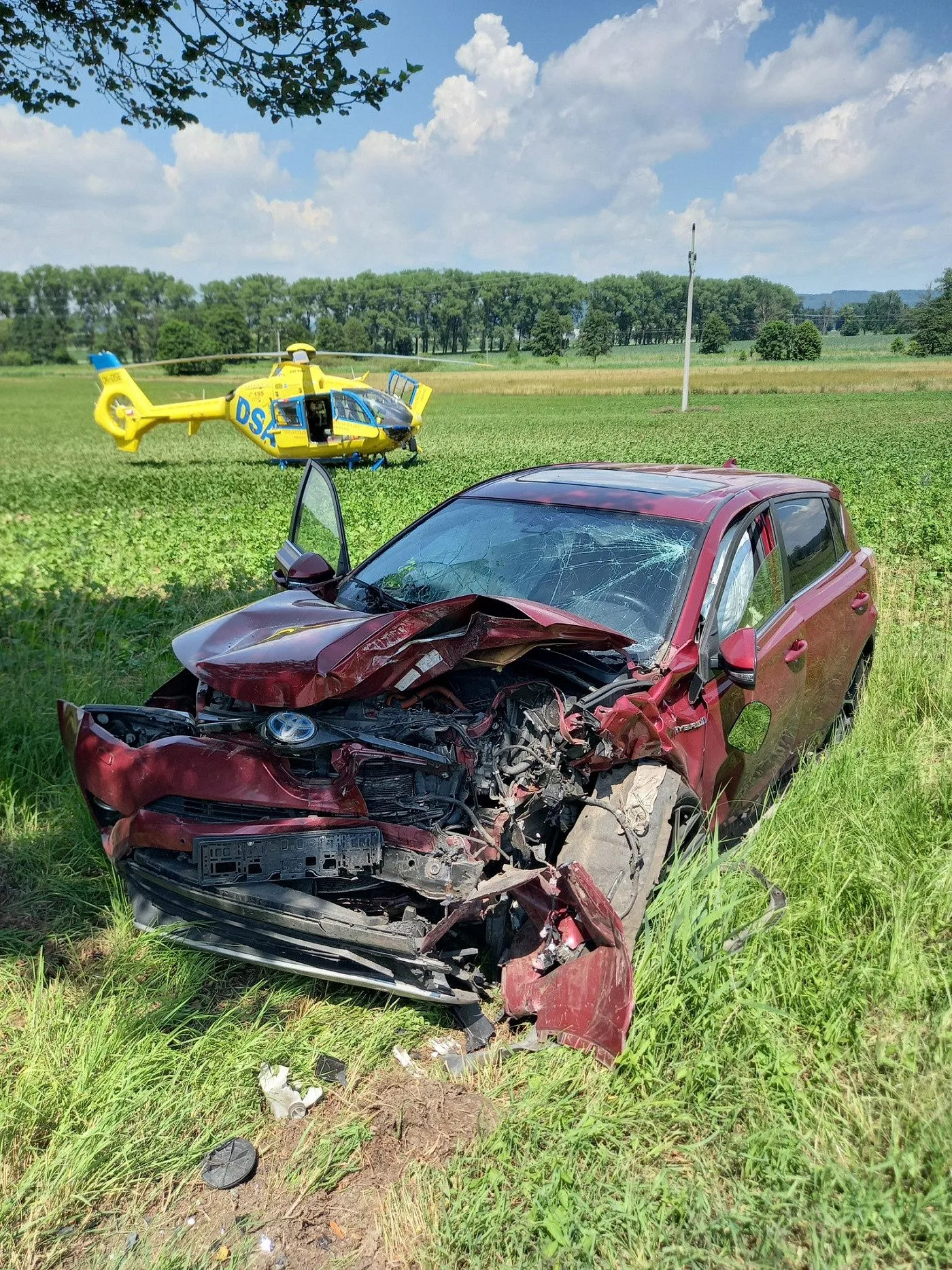 Při dopravní nehodě na Jičínsku utrpělo zranění pět lidí, mezi nimi dvě děti