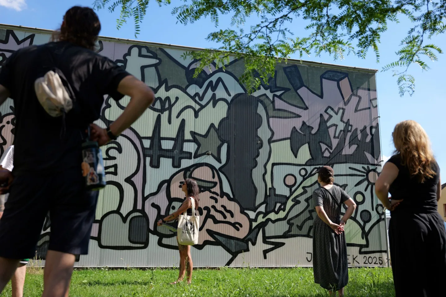 FOTOGALERIE: Street Art Festival přinesl nové muraly i návrat k poničenému dílu Tiny Chertové