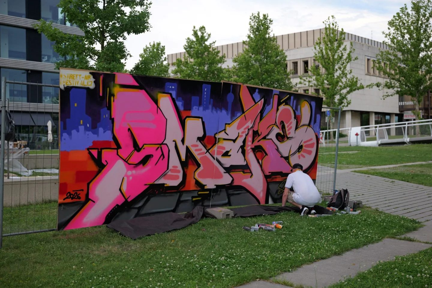 FOTOGALERIE: Street Art Festival přinesl nové muraly i návrat k poničenému dílu Tiny Chertové
