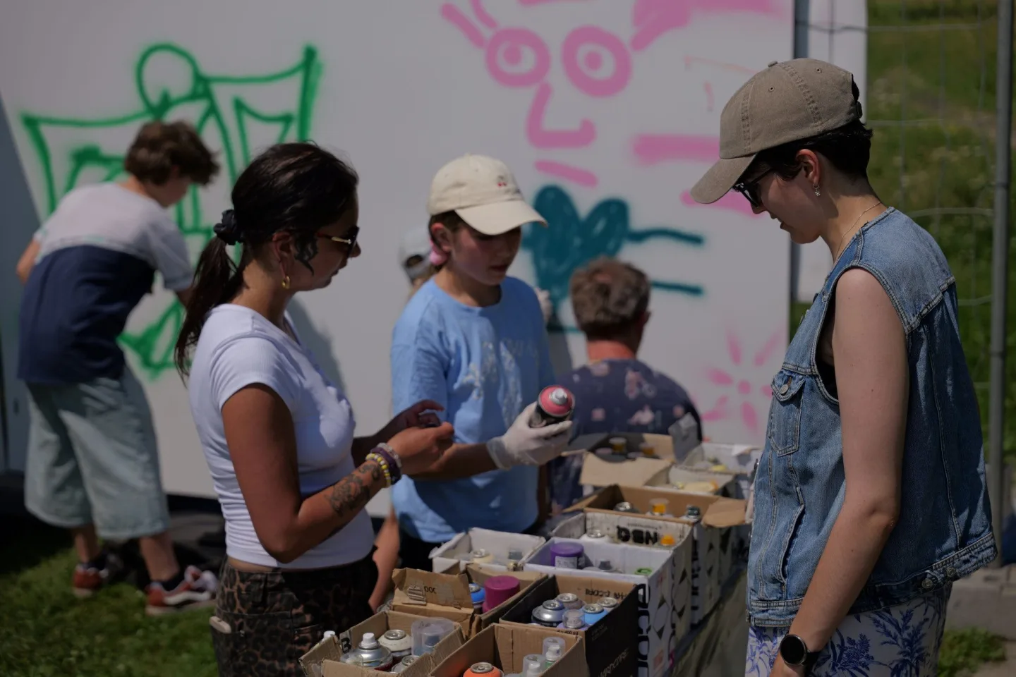 FOTOGALERIE: Street Art Festival přinesl nové muraly i návrat k poničenému dílu Tiny Chertové
