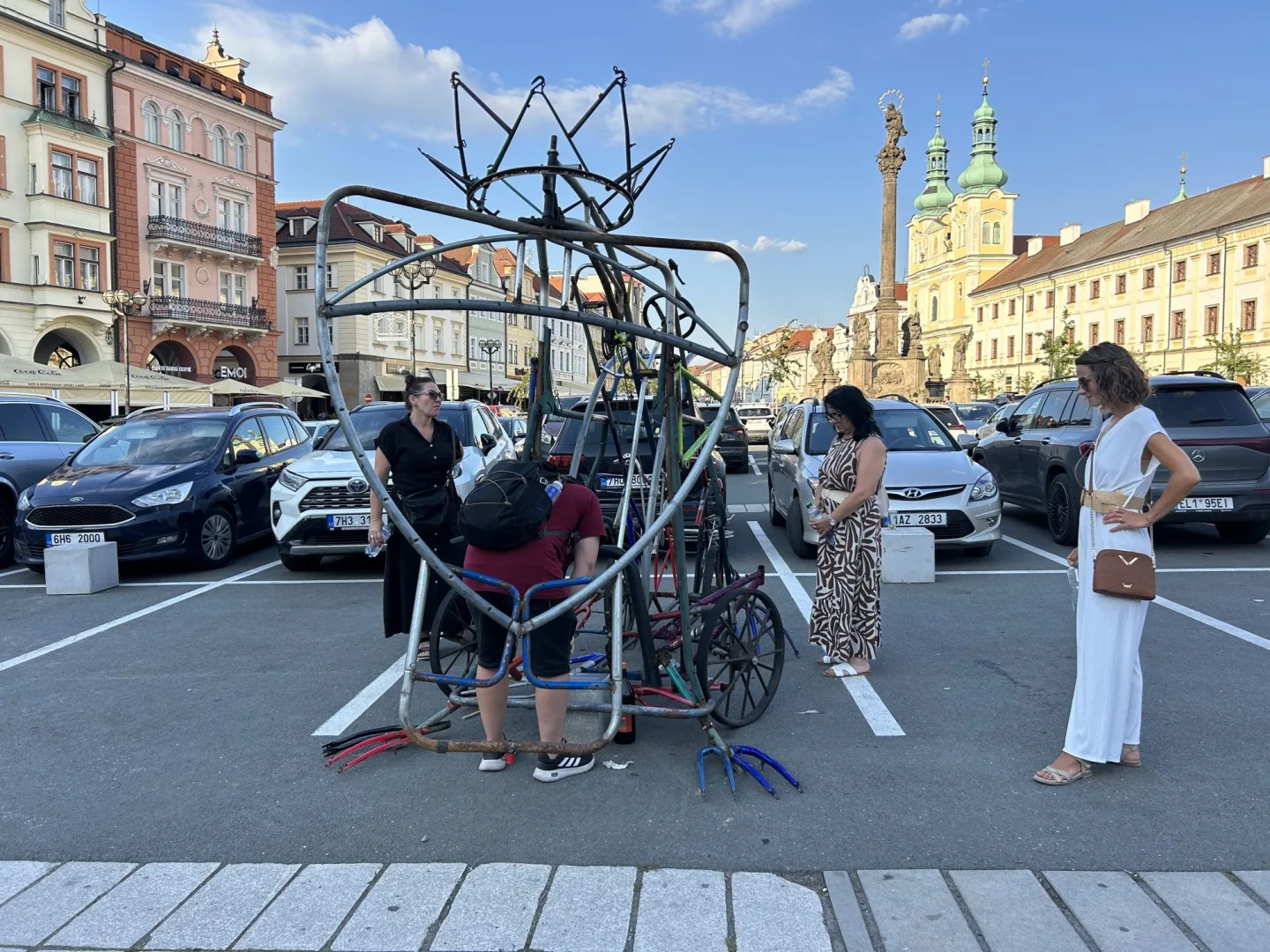 Kovová socha s názvem Divokolev na Velkém náměstí v Hradci Králové vyvolává bouřlivou debatu.