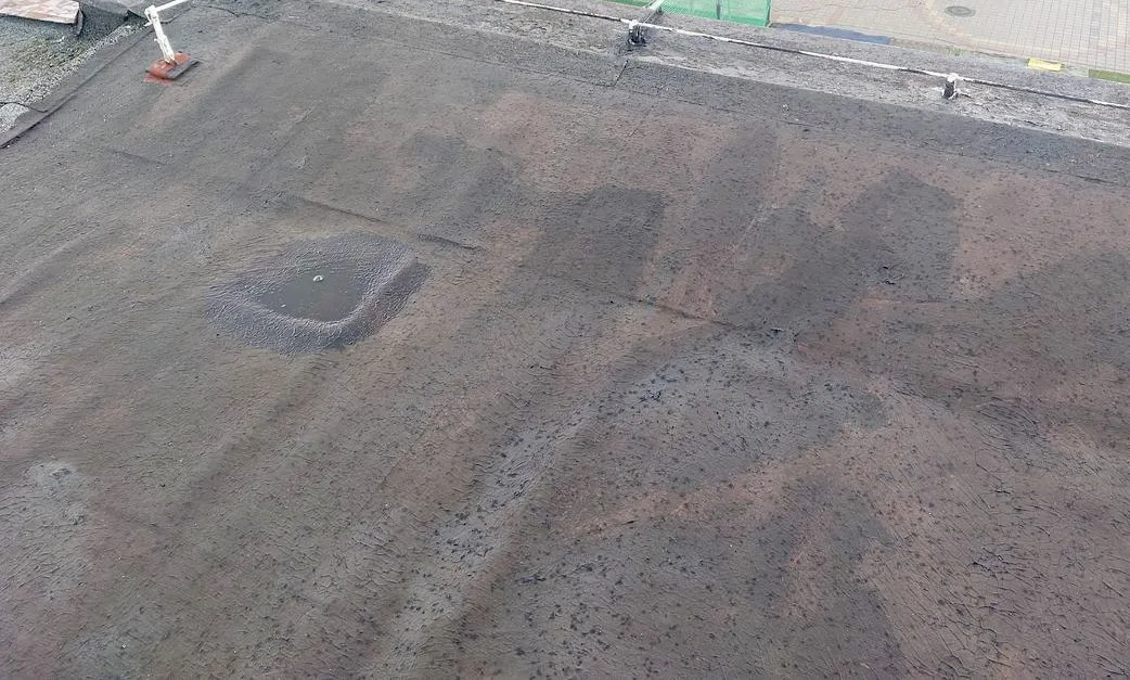 Nátěr střechy byl proveden nekvalitně a neodborně.