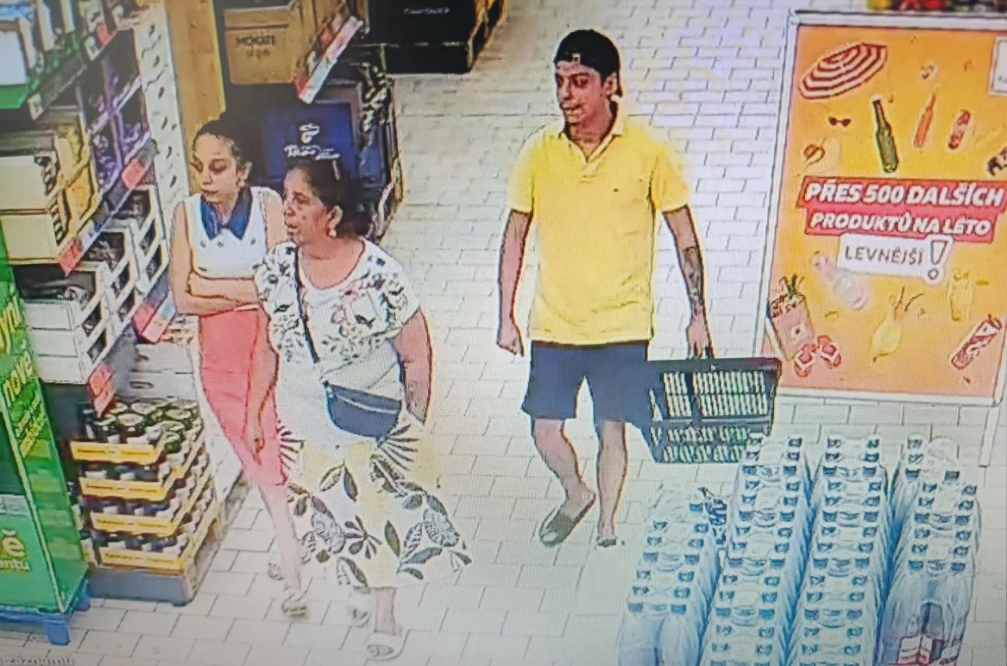 Seniorka přišla při nakupování o peněženku. Policie hledá osoby na fotografii