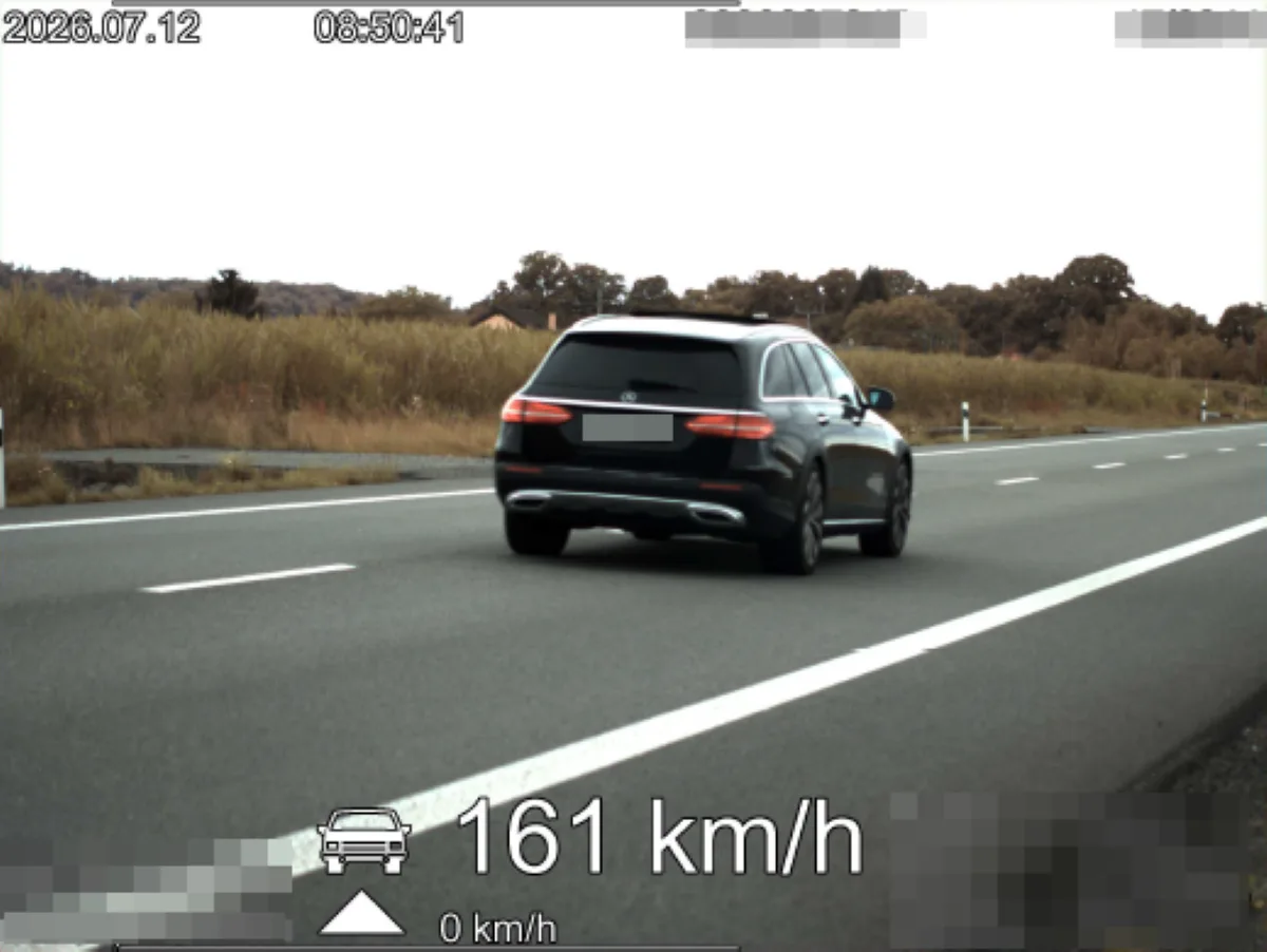 Obchvat Doudleb si spletl s dálnicí, řidič Mercedesu jel přes 160 km/hod