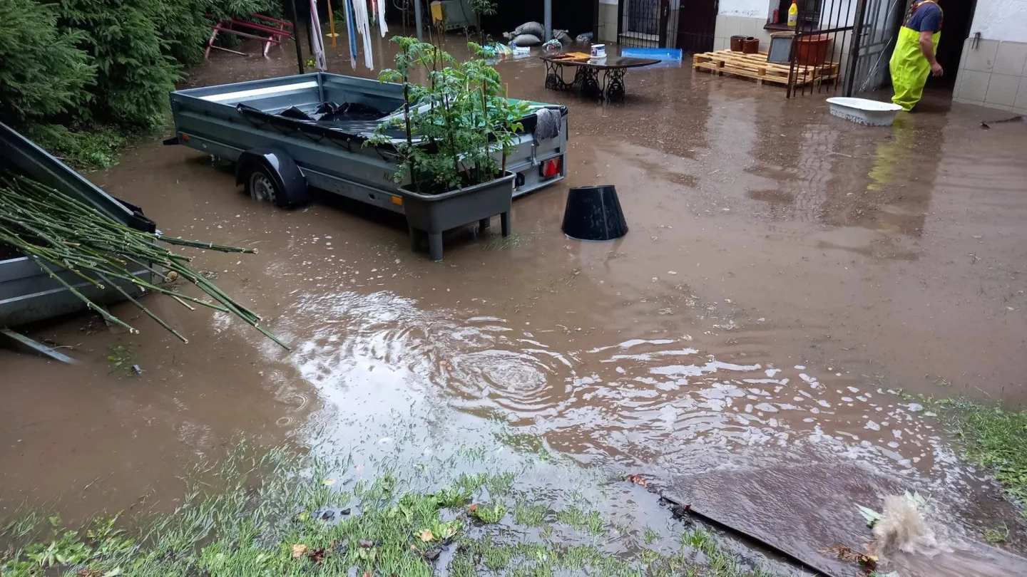 Déšť zaměstnal hasiče hlavně na Náchodsku. Čerpali vodu i odstraňovali popadané stromy